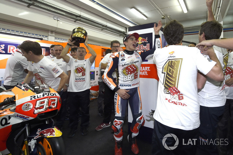 Campeón del mundo Marc Márquez, Repsol Honda Team celebra con el equipo