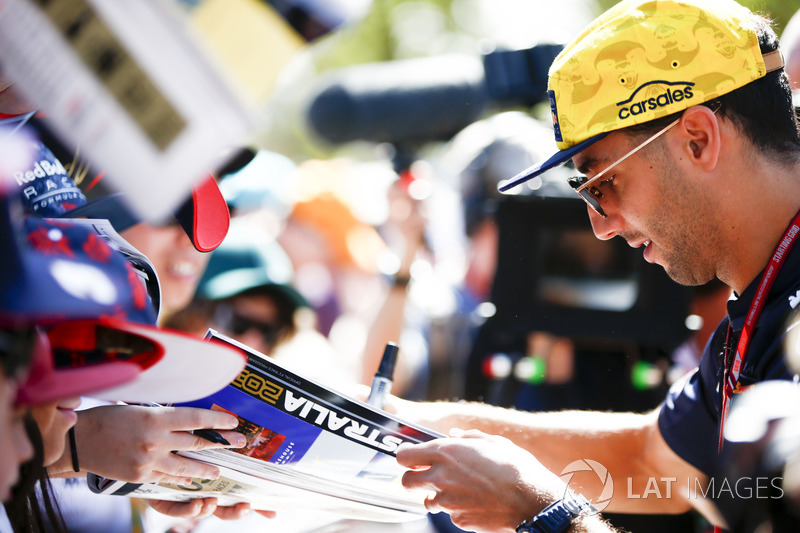 Daniel Ricciardo, Red Bull Racing, imza dağıtıyor