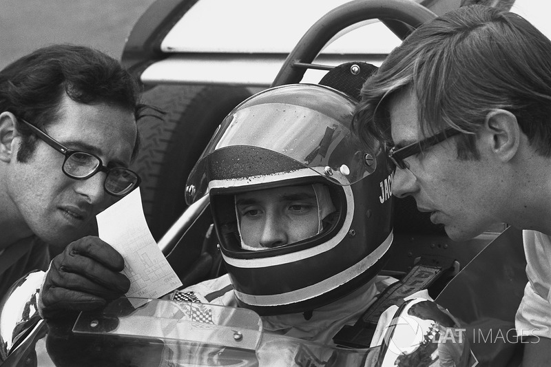 Mauro Forghieri, director técnico de Ferrari, discutiendo con Jack Ickx, del 312B