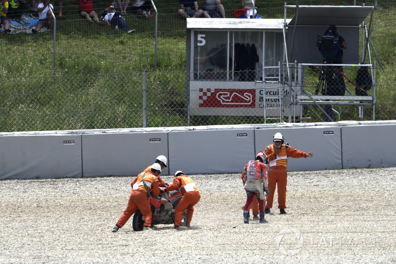 Andrea Dovizioso, Ducati Team, tras su caída
