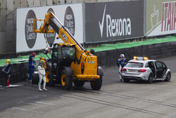 Lewis Hamilton, Mercedes-Benz F1 W08, crashed car