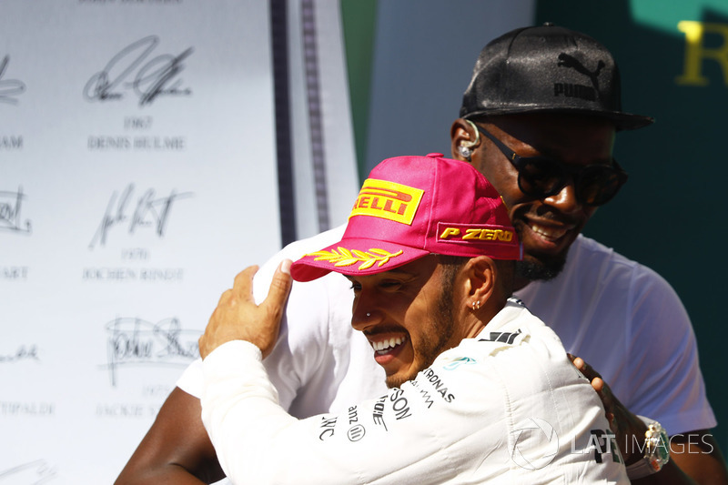 Podio: ganador de la carrera Lewis Hamilton, Mercedes AMG F1 con Usain Bolt