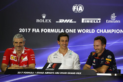 Керівник команди Ferrari Мауріціо Аррівабене, керівник Mercedes AMG F1 Тото Вольфф, керівник Red Bul