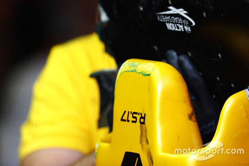 Лого FIA Road Safety на передньому антикрилі Renault Sport F1 Team RS17