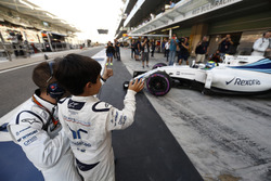 Феліпіно Масса махає своєму батьку Феліпе Масса, Williams FW38, поза стартової решіткі