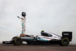 Nico Rosberg, Mercedes AMG F1 W07 Hybrid feiert seinen 2. Platz und den WM-Titel nach dem Rennen