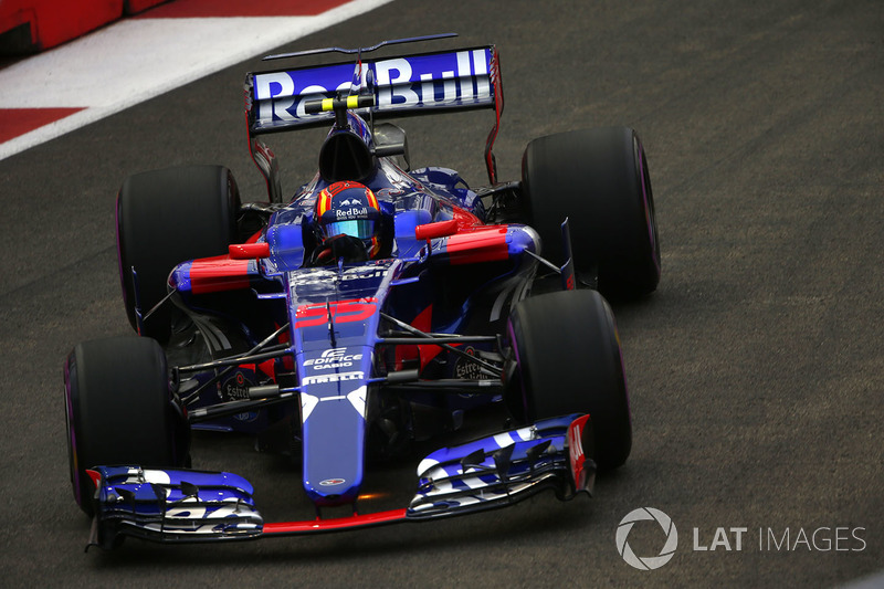 Kvyat, Sainz'ın gölgesinde 1.5 yıl boyunca Toro Rosso ile yarışmaya devam etti.