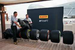 Mario Isola, Pirelli Racing Manager en Paul Hembery, Pirelli Motorsport Directeur onthullen de bande