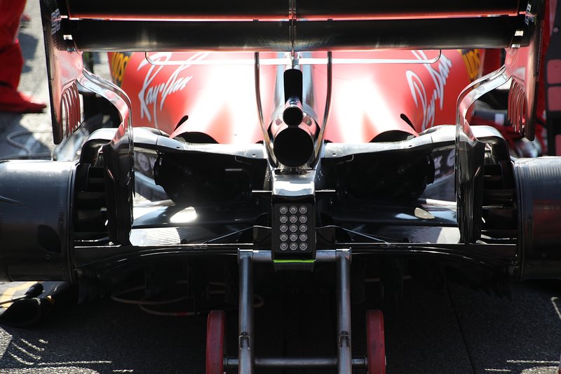 Ferrari SF90, dettaglio del diffusore e della sospensione posteriore