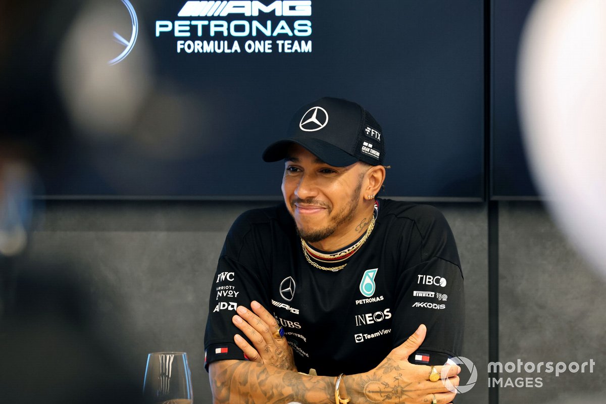 Lewis Hamilton, Mercedes-AMG, bicara kepada media