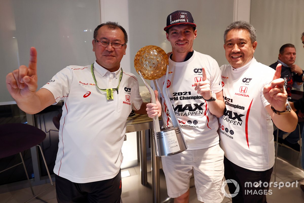 Max Verstappen, Red Bull Racing, 1ª posición, Masashi Yamamoto, Director General de Honda Motorsport, con el trofeo.