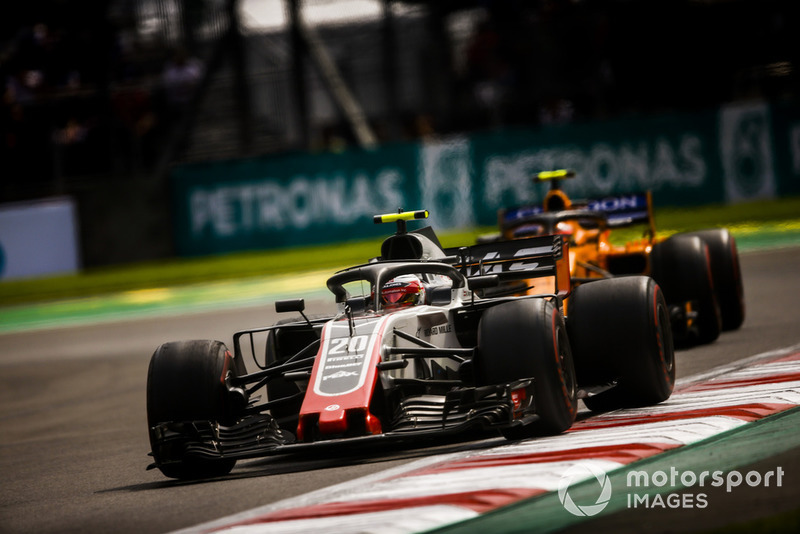 Kevin Magnussen, Haas F1 Team VF-18, devant Stoffel Vandoorne, McLaren MCL33