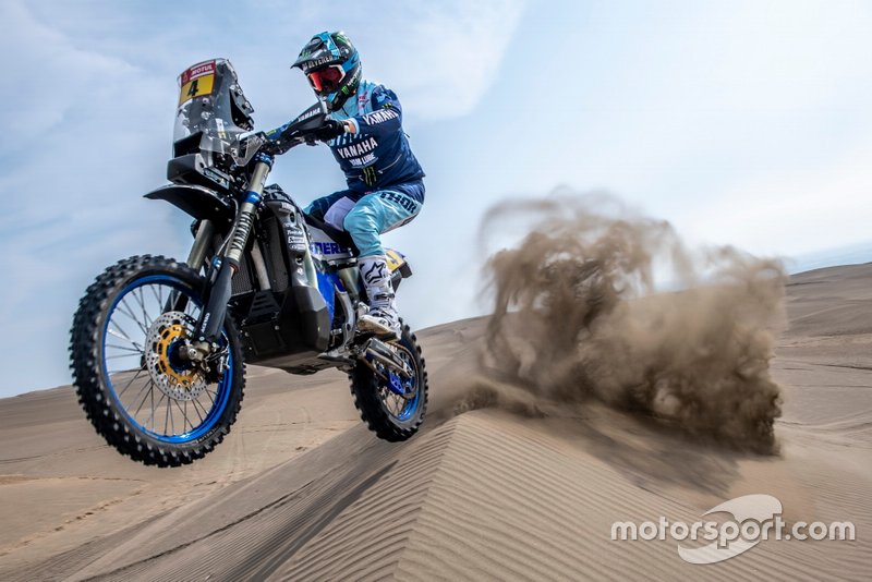 Перший номер Yamaha - Адріен ван Беверен - почав марафон обережно.