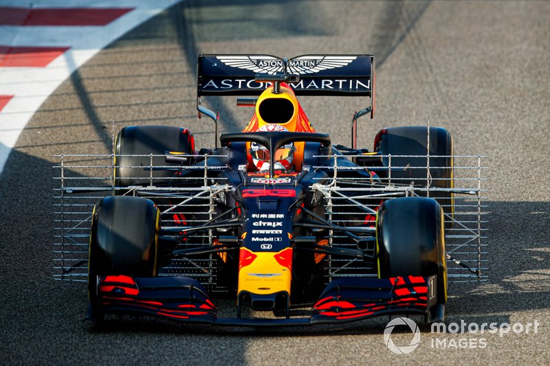 Max Verstappen, Red Bull Racing RB15 nel primo giorno di test Pirelli ad Abu Dhabi