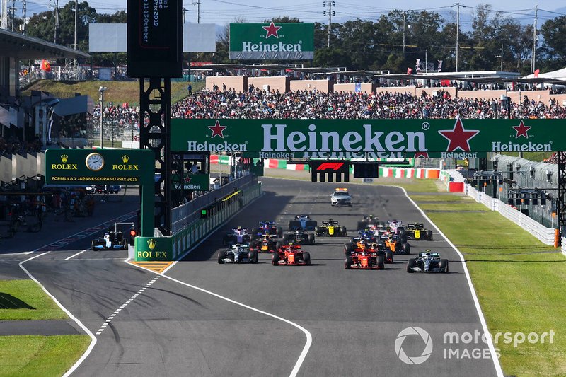 Valtteri Bottas, Mercedes AMG W10, takes the lead at the start ahead of Sebastian Vettel, Ferrari SF90, Charles Leclerc, Ferrari SF90, Lewis Hamilton, Mercedes AMG F1 W10, Max Verstappen, Red Bull Racing RB15, and the rest of the field