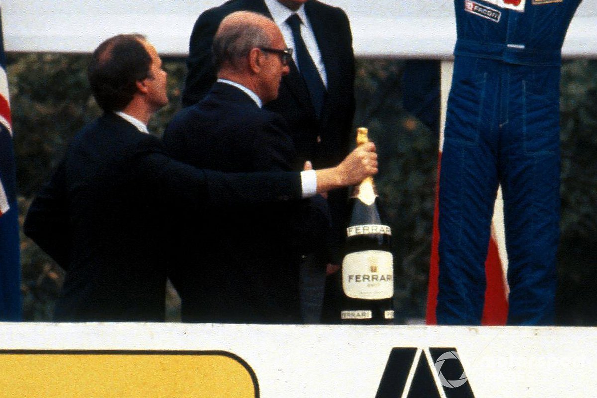 Een Ferrari Trento-fels op het podium tijdens de Grand Prix van Italië in 1981