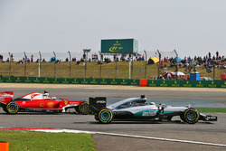 Lewis Hamilton, Mercedes AMG F1 Team W07 en Kimi Raikkonen, Ferrari SF16-H gevecht