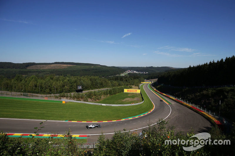 21: Lewis Hamilton, Mercedes AMG F1 W07 Hybrid (Gridstraf 55 plaatsen)