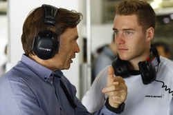 Stoffel Vandoorne, McLaren Test- en reservecoureur, in gesprek met Jost Capito, McLaren chief execut