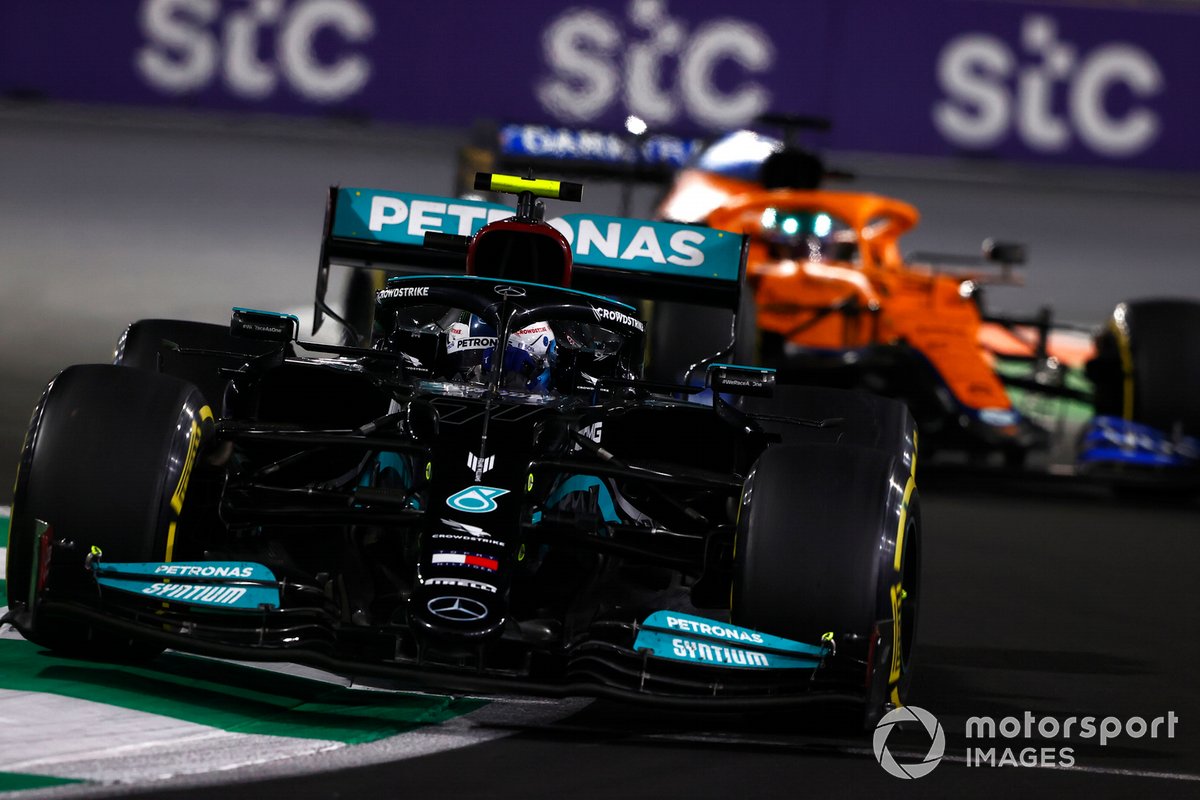 Valtteri Bottas, Mercedes W12, Daniel Ricciardo, McLaren MCL35M, saat berduel memperebutkan posisi di lomba F1 GP Arab Saudi.