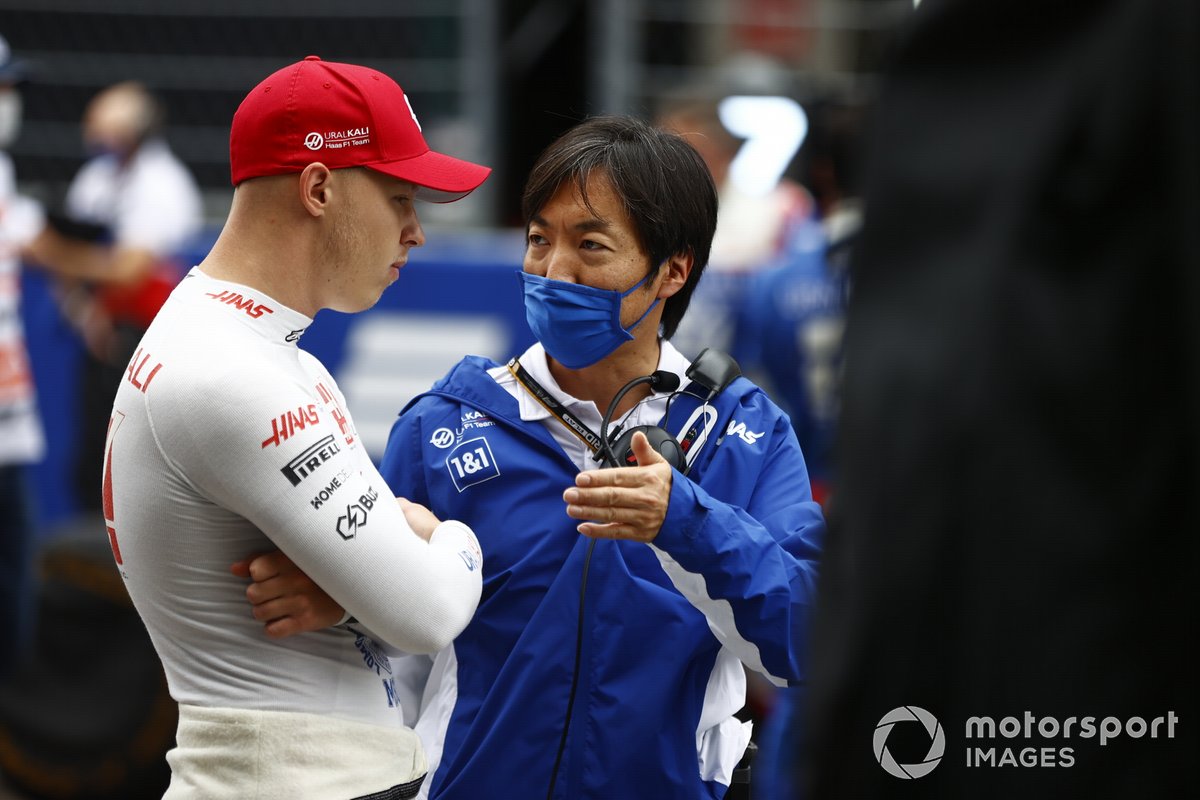 Nikita Mazepin, Haas F1, and Ayao Komatsu, Haas Chief Engineer, on the grid