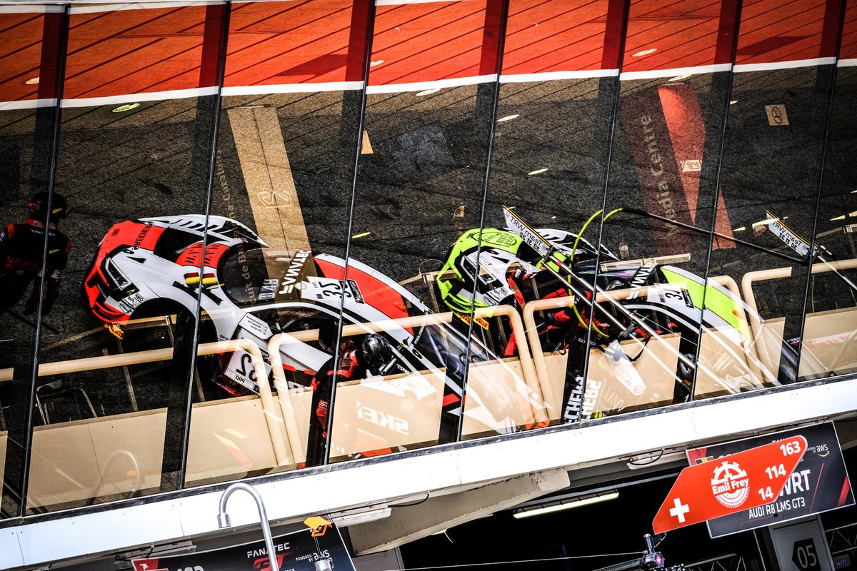 Atmosfera nella pitlane