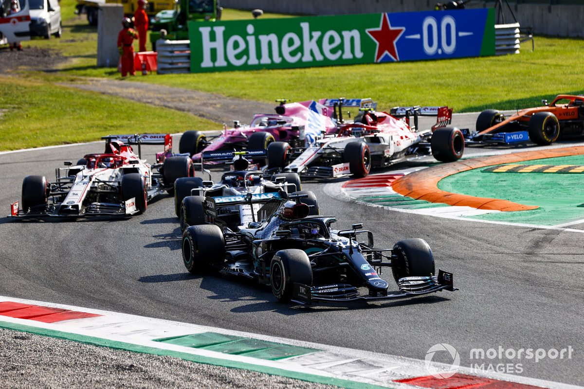 Льюис Хэмилтон, Mercedes F1 W11, Пьер Гасли, AlphaTauri AT01, Кими Райкконен, Alfa Romeo Racing C39 и Лэнс Стролл, Racing Point RP20 после рестарта