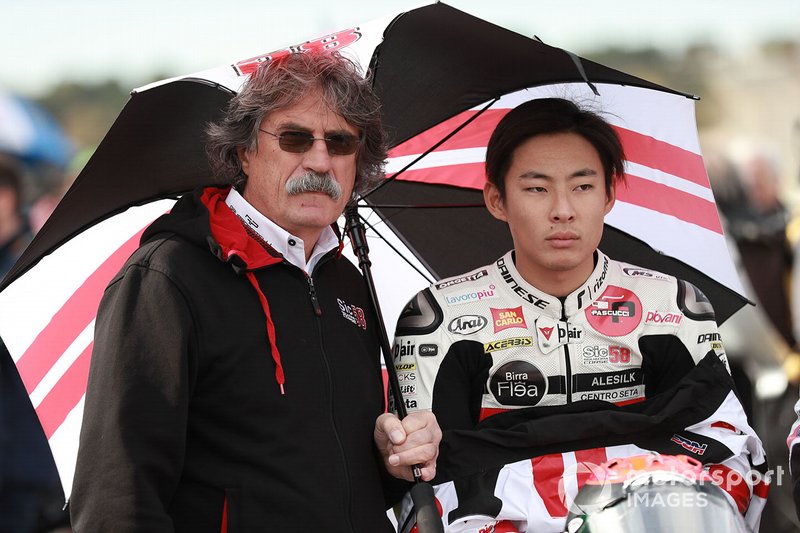 Paolo Simoncelli met zijn protegé Tatsuki Suzuki, SIC58 Squadra Corse
