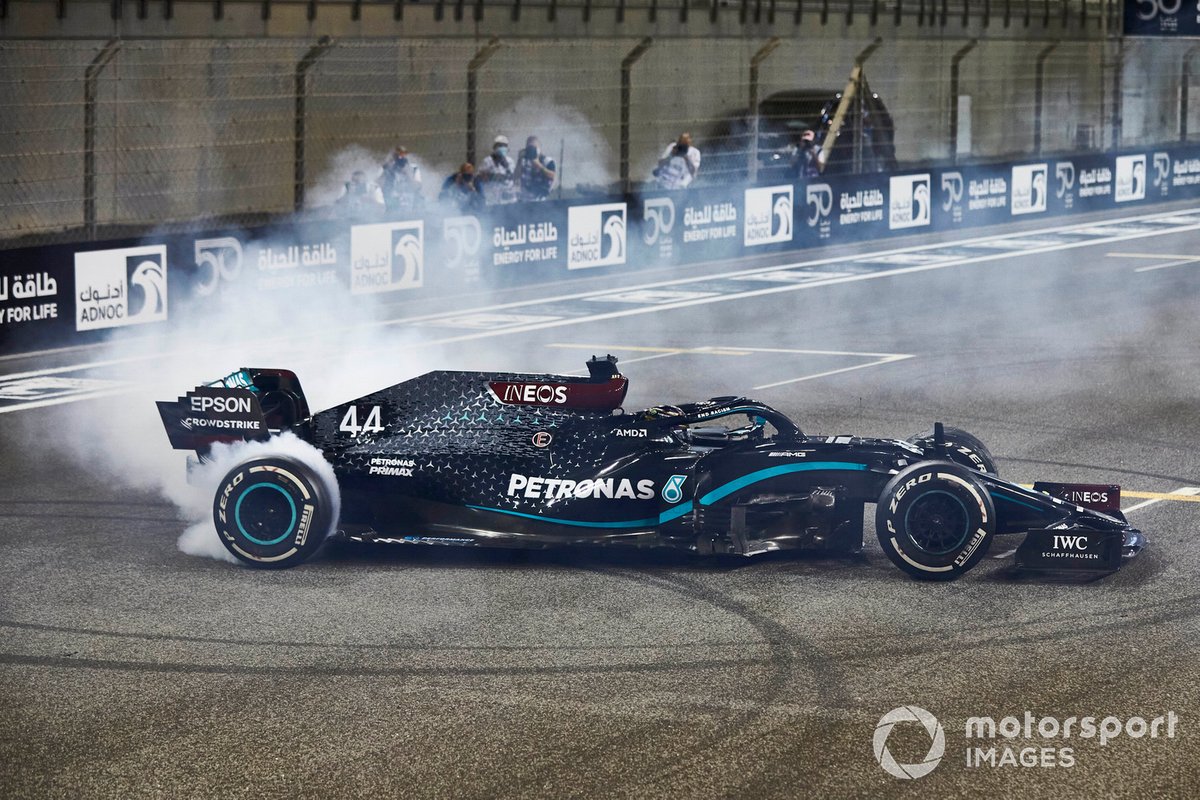 Lewis Hamilton, Mercedes F1 W11, melakukan aksi donat usai F1 GP Abu Dhabi 2020