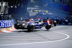 Accidente en la salida para el gran premio de Mónaco, 1995: David Coulthard, Williams-Renault, entre el Ferrari de Gerhard Berger y Jean Alesi
