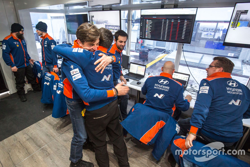 I membri del team Hyundai Motorsport festeggiano la vittoria
