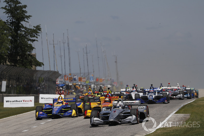 Josef Newgarden, Team Penske Chevrolet, Alexander Rossi, Andretti Autosport Honda, Ryan Hunter-Reay, Andretti Autosport Honda lead at the start, green flag