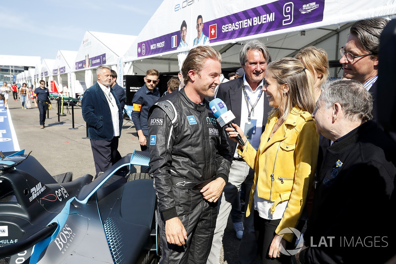Nico Rosberg, campeón mundial de Fórmula 1, inversionista de Fórmula E, con el nuevo automóvil Gen2 Formula E