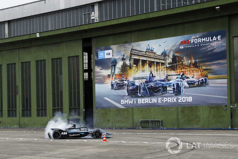 Kampiun Formula 1, Nico Rosberg, di depan Sirkuit Templehof