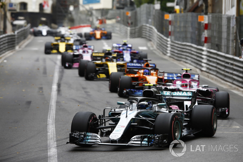 Valtteri Bottas, Mercedes AMG F1 W09, leads Esteban Ocon, Force India VJM11