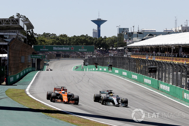 Lewis Hamilton, Mercedes-Benz F1 W08 y Fernando Alonso, McLaren MCL32