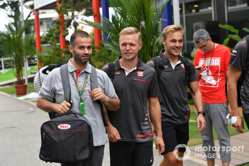 Kevin Magnussen, Haas F1 Team and Tom Castermans, Bell Helmets F1 Co-ordinator