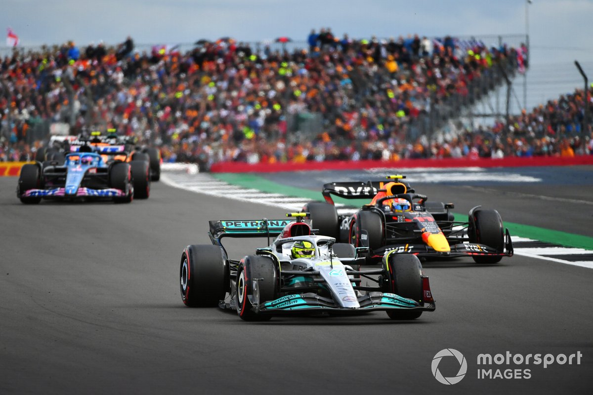 Lewis Hamilton, Mercedes W13, Sergio Perez, Red Bull Racing RB18