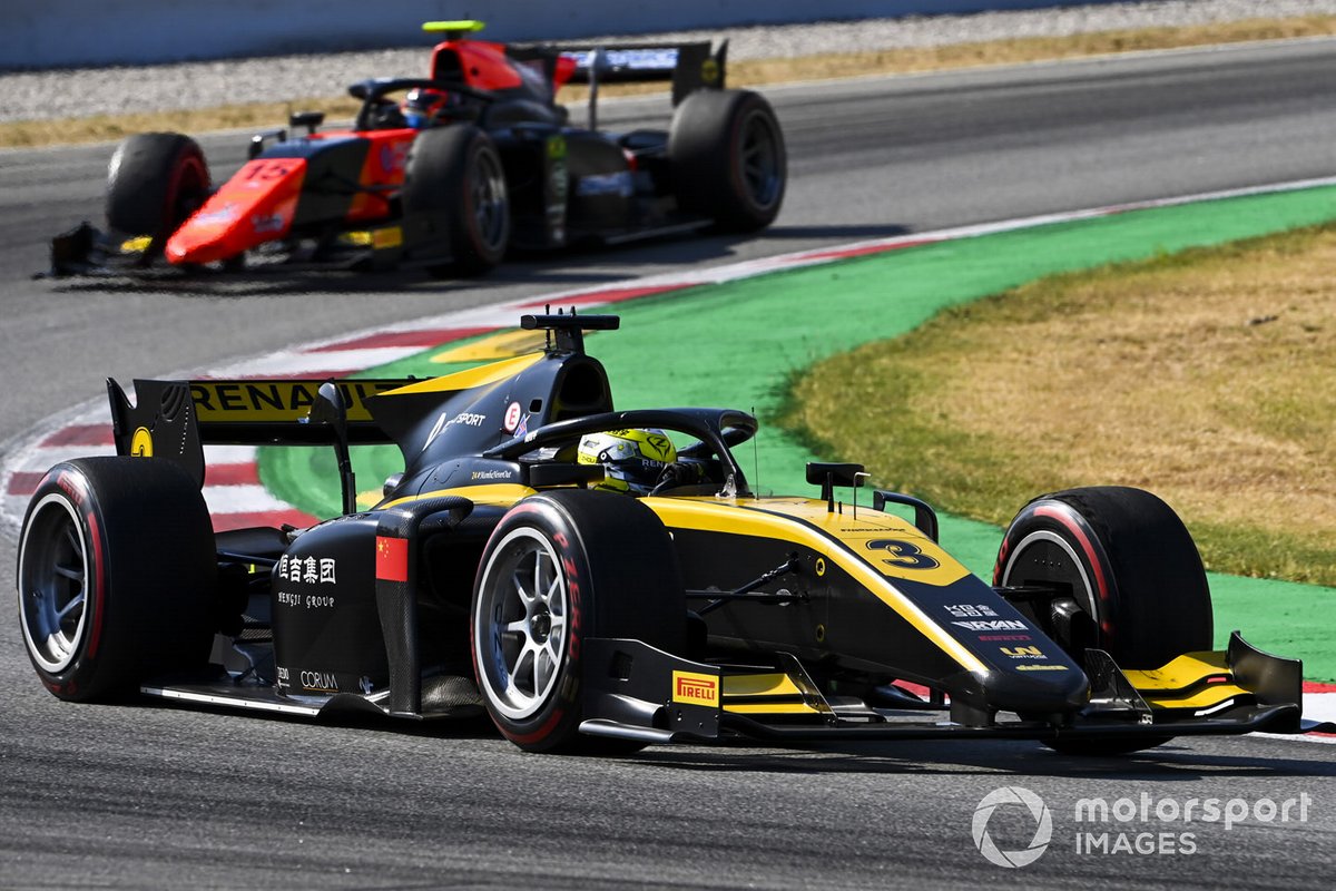 Guanyu Zhou, UNI-VIRTUOSI, leads Felipe Drugovich, MP Motorsport