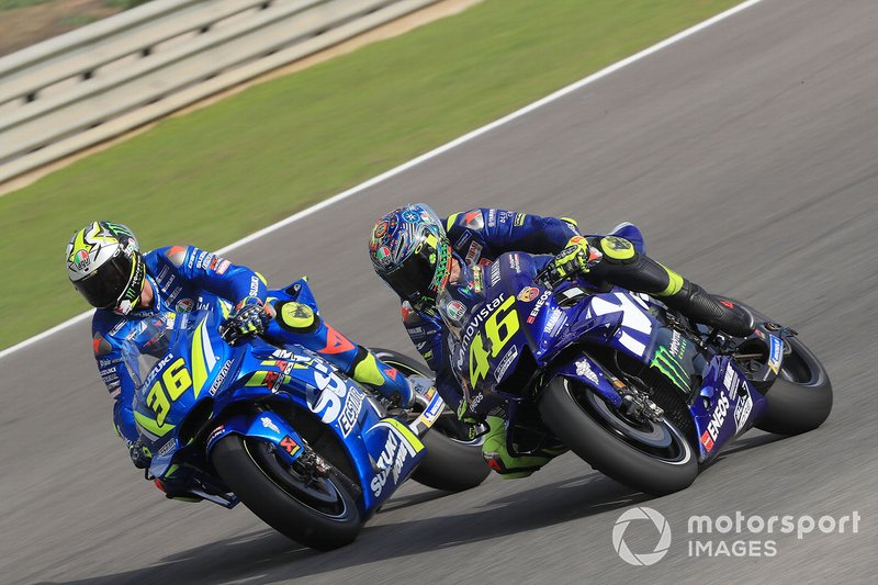 Joan Mir en su primer test con Suzuki enseñando rueda a Valentino Rossi