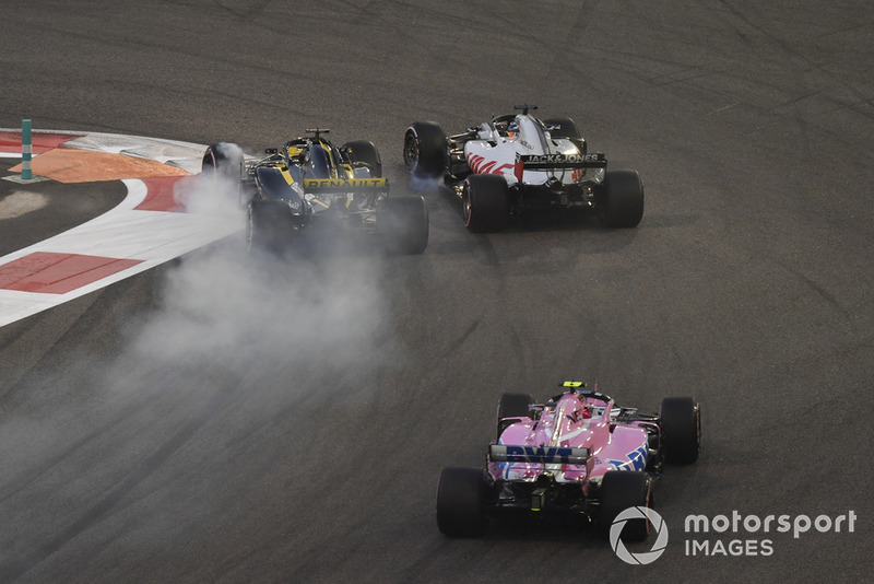 Nico Hulkenberg, Renault Sport F1 Team R.S. 18 and Romain Grosjean, Haas F1 Team VF-18 battle on lap one
