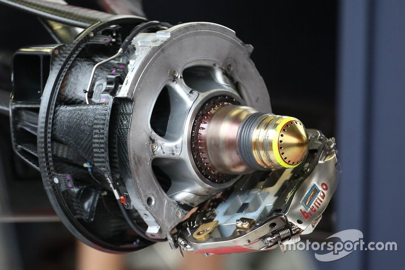 Red Bull RB15, dettaglio della pinza Brembo a forma di trapezio che ha debuttato al GP di Monaco