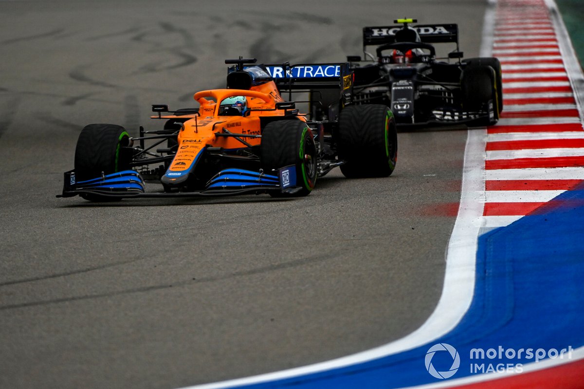 Daniel Ricciardo, McLaren MCL35M, Pierre Gasly, AlphaTauri AT02