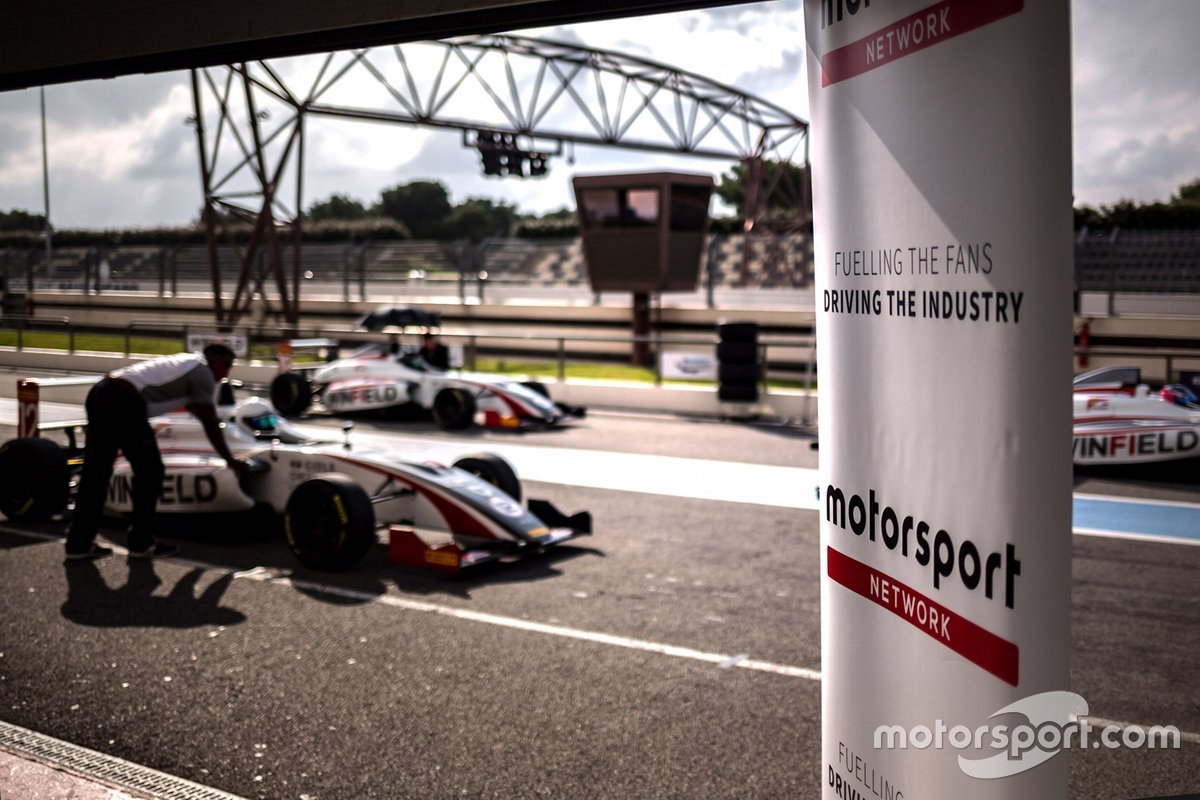 FIA Kızlar Pistte Yükselen Yıldızlar Motorsport Network afişi ile