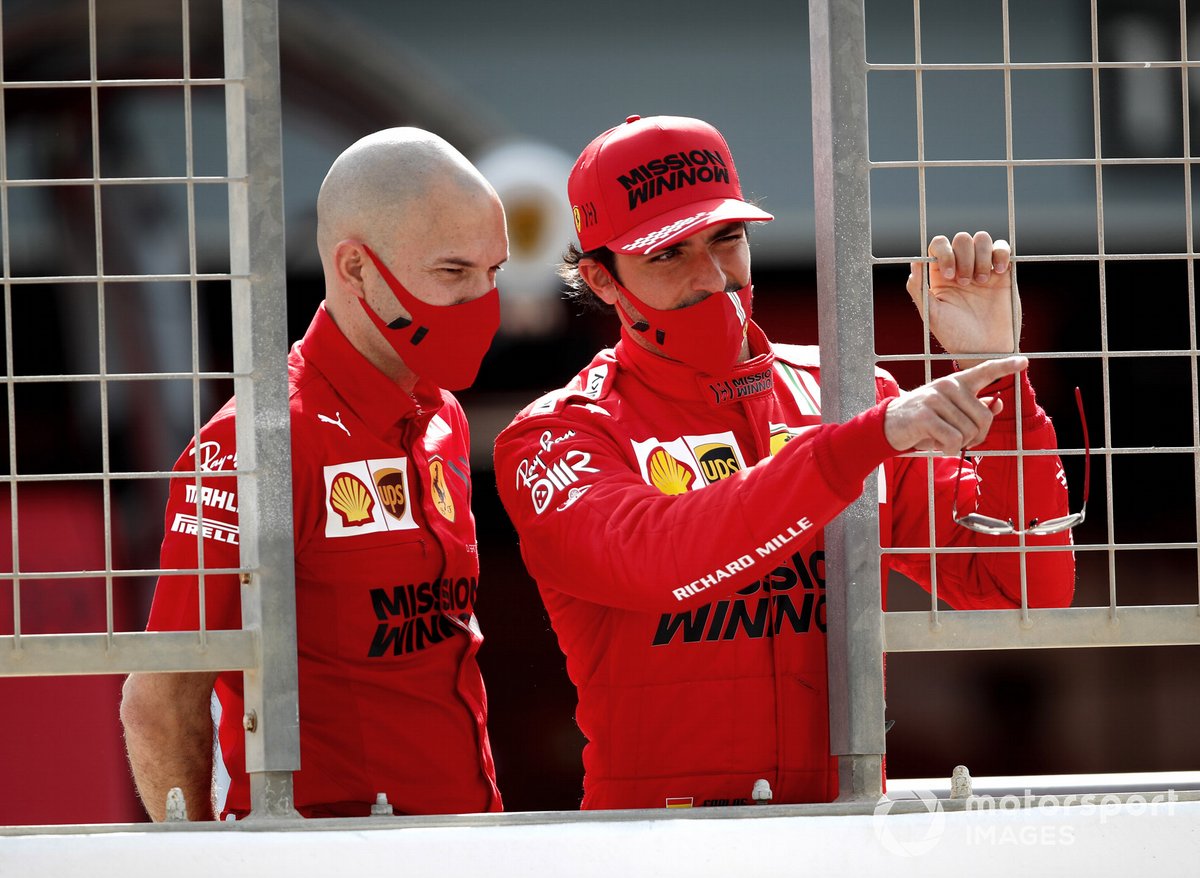 Carlos Sainz Jr., Ferrari SF21 et un ingénieur Ferrari