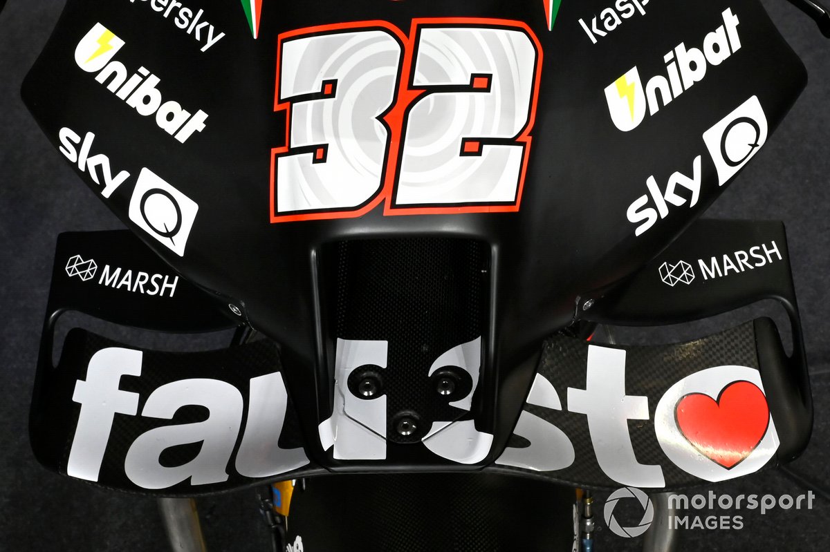 El tributo a Fausto Gresini en las motos del Aprilia Racing Team Gresini.
