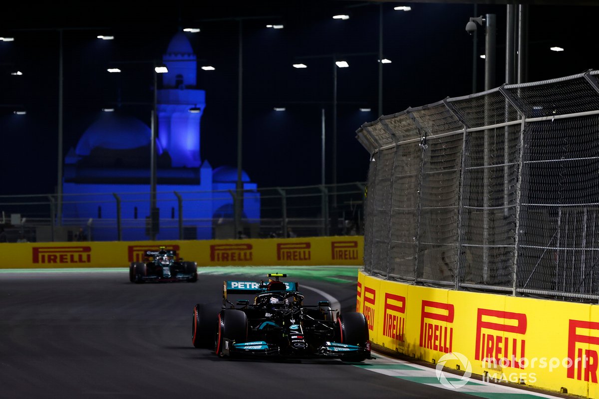 Valtteri Bottas, Mercedes W12, Sebastian Vettel, Aston Martin AMR21