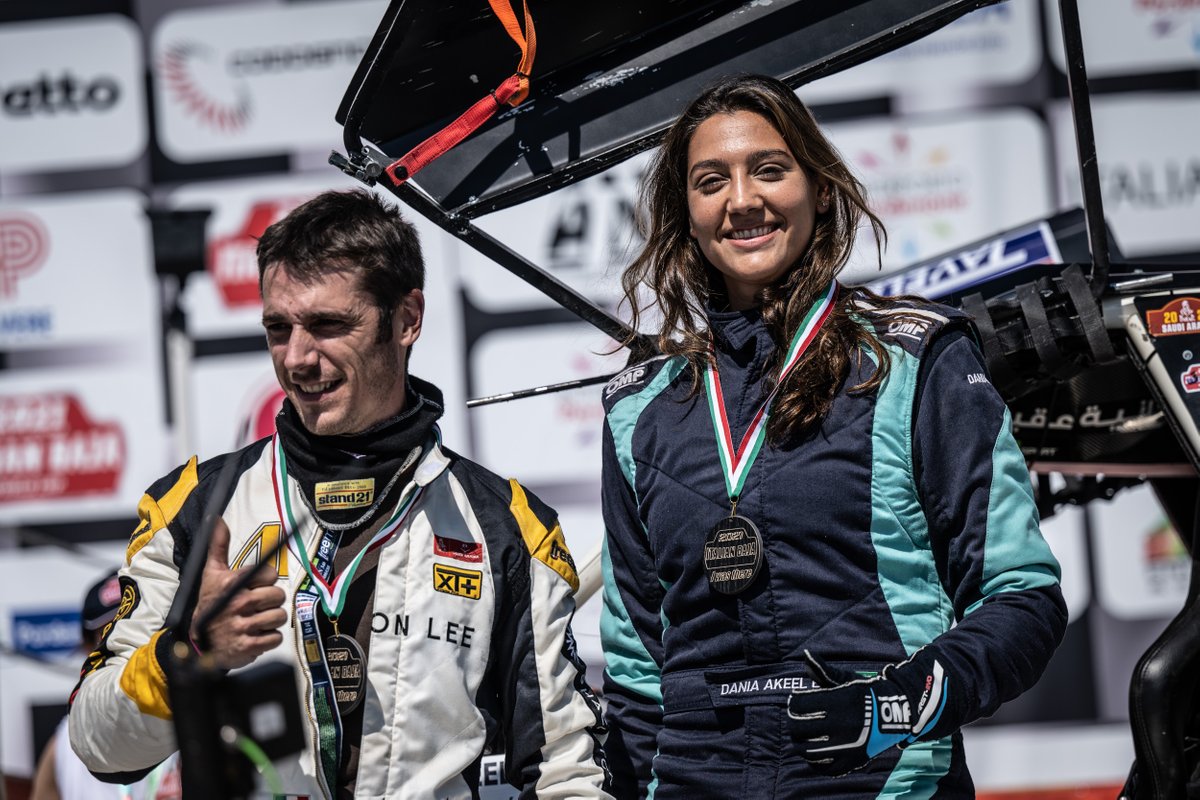 Pereli wanita Arab Saudi Dania Akeel (kanan) saat memenangi FIA Baja Cross Country, tahun lalu.