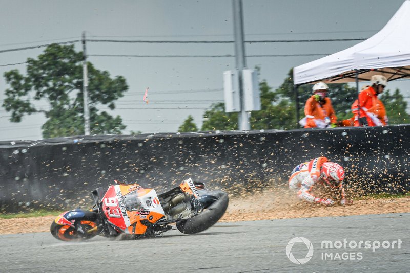 Marc Marquez, Repsol Honda Team vliegt door de grindbak na een zware crash