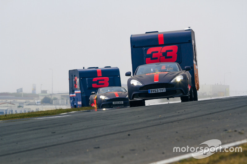 Max Verstappen y Daniel Ricciardo con la caravana
